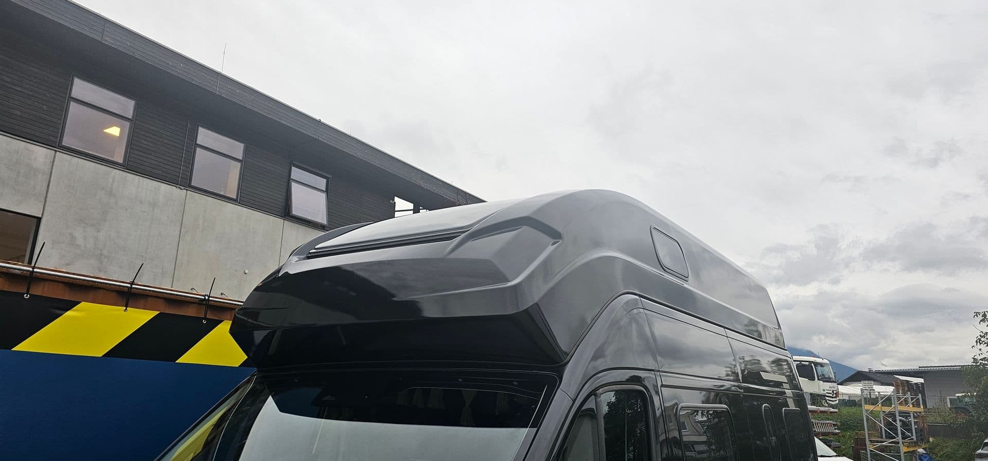 Detailaufnahme der schwarz folierten Dachhaube eines Hochdach-Transporters von unten fotografiert