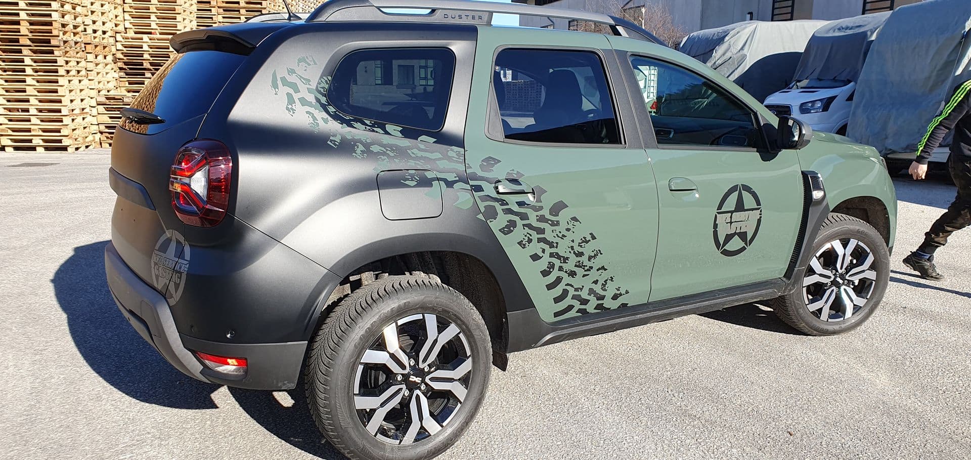 Dacia Duster zweifarbig foliert in Mattschwarz und Militärgrün mit grafischem Seitenmotiv