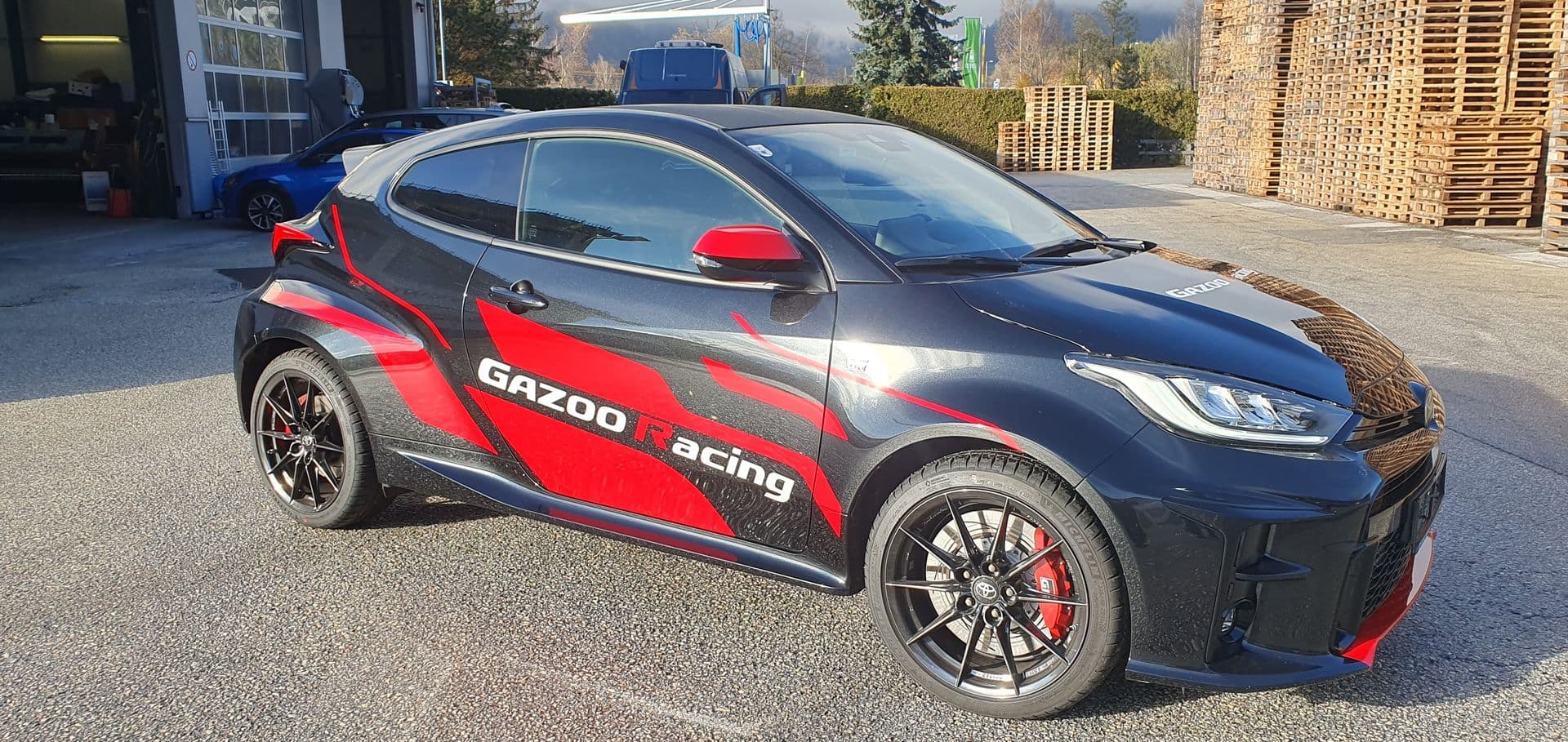 Toyota GR Yaris in schwarz-roter Gazoo-Racing-Gestaltung