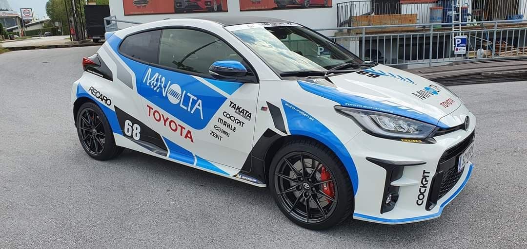 Toyota GR Yaris in blau-weißer Rennlackierung in der Frontansicht auf dem Betriebsgelände
