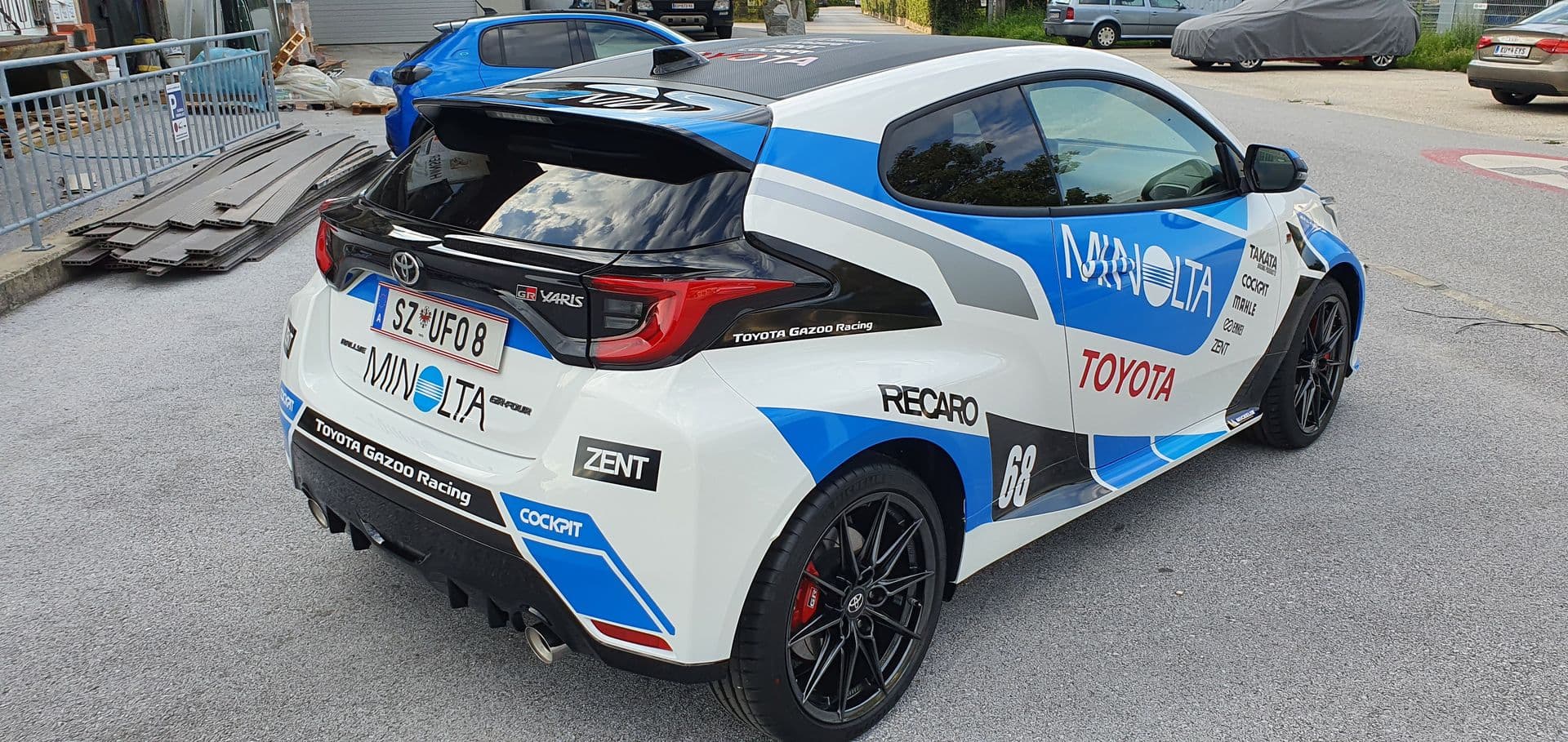 Toyota GR Yaris in blau-weißer Rennlackierung mit Startnummer 68, Heckansicht