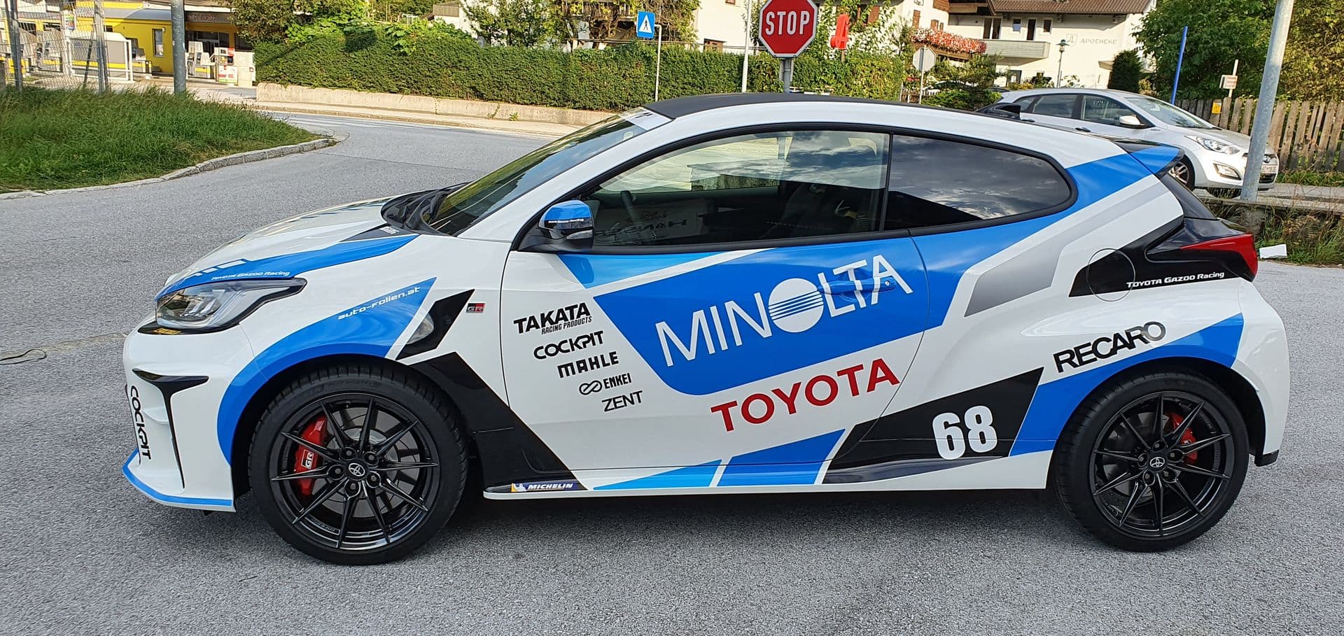 Toyota GR Yaris in blau-weißer Rennlackierung mit Minolta- und Toyota-Gazoo-Racing-Schriftzügen, Seitenansicht