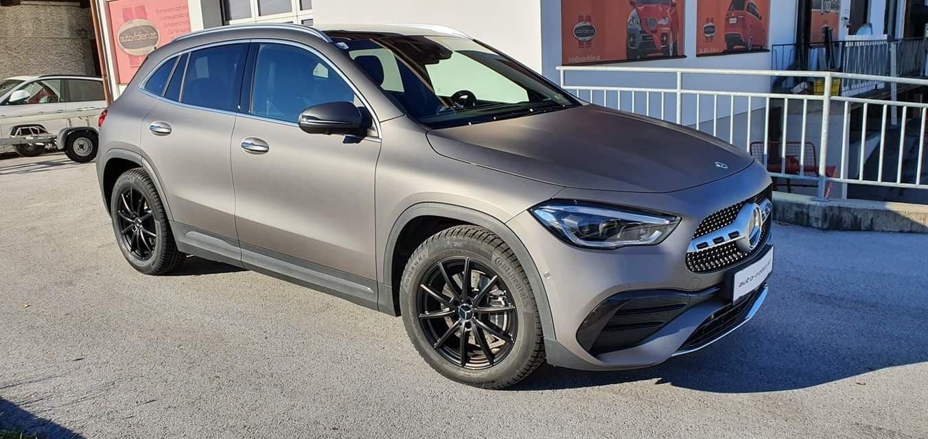 Mercedes GLA in mattem Champagner-Metallic vor dem Betriebsgebäude von auto-folien.at