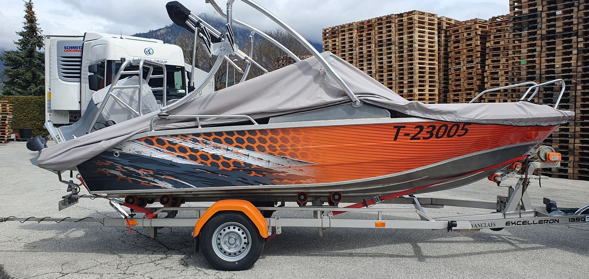 Motorboot auf dem Trailer mit oranger Wabengrafik auf anthrazitfarbenem Rumpf