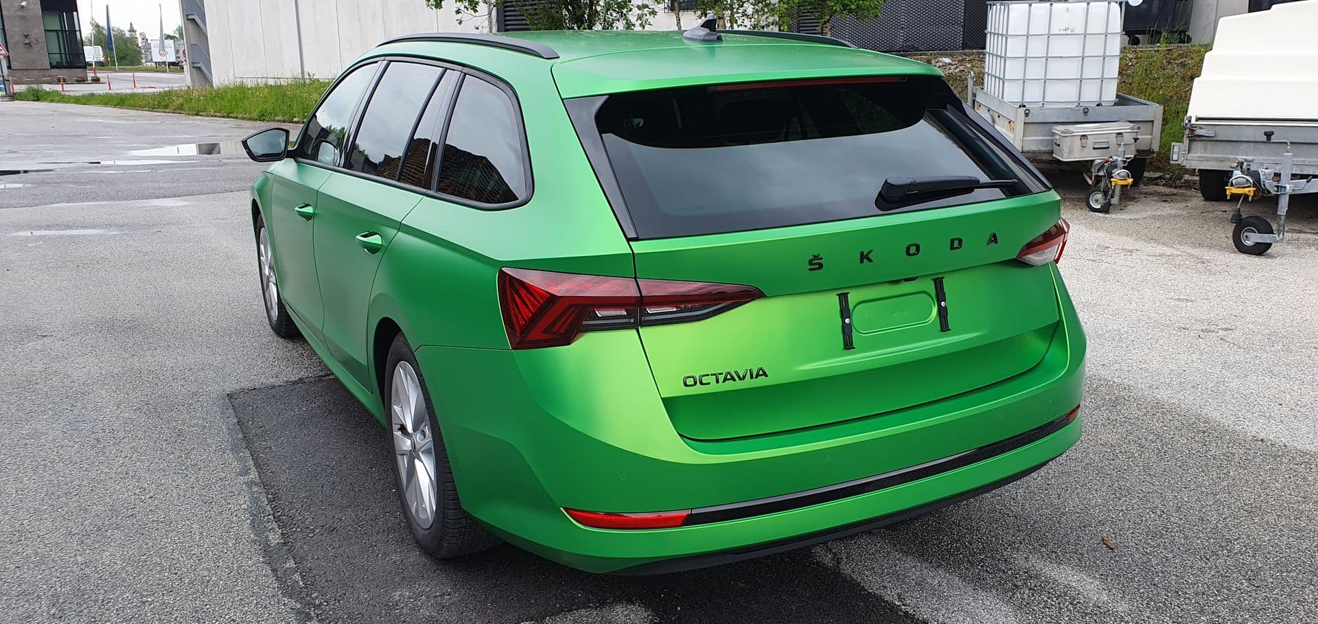 Škoda Octavia Combi mit vollflächiger grüner Folierung in der Heckansicht