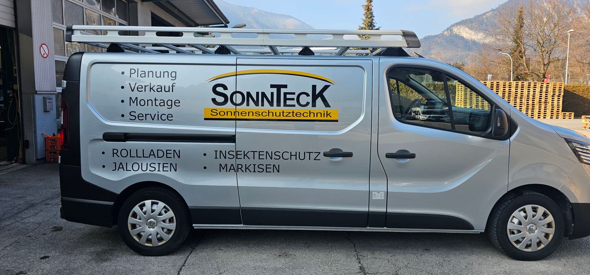 Silberner Renault Trafic mit schwarz-gelber Beschriftung eines Sonnenschutztechnik-Betriebs