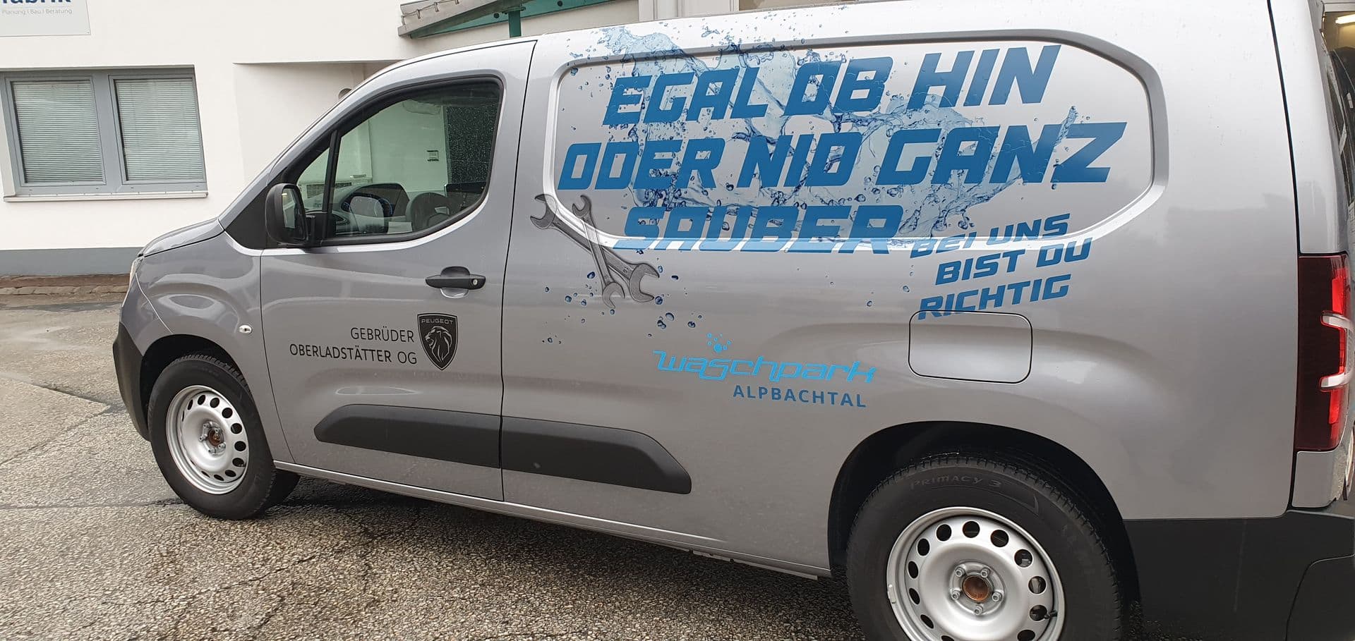 Silberner Peugeot Partner mit Beschriftung eines Waschparks aus dem Alpbachtal
