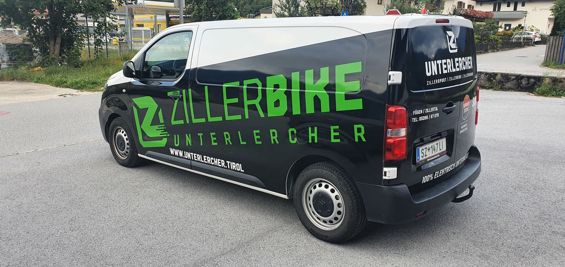 Schwarz-weißer Peugeot Expert eines Sportgeschäfts mit Bike-Beschriftung in der Seitenansicht